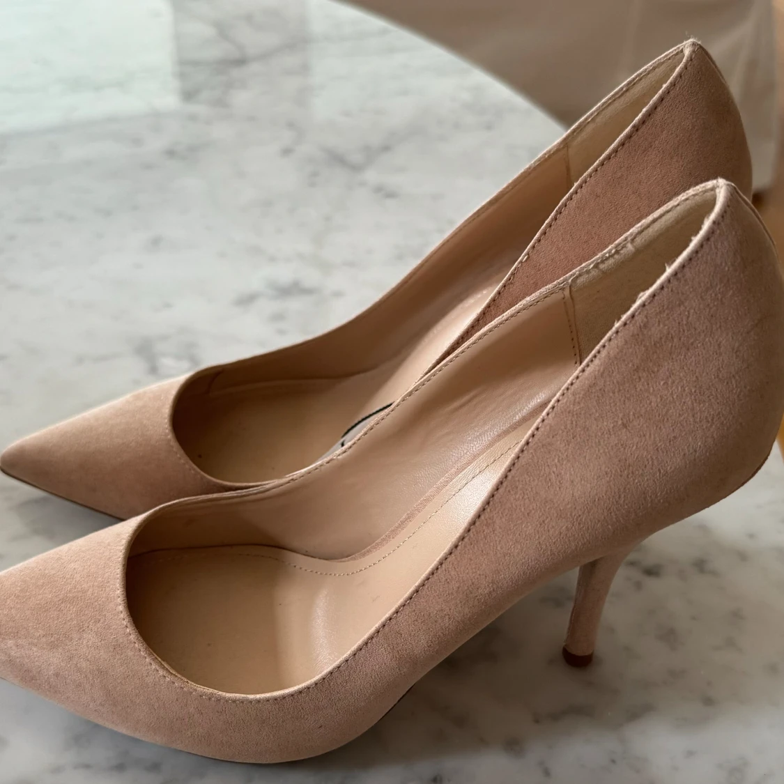 Beiga klackar från Mango