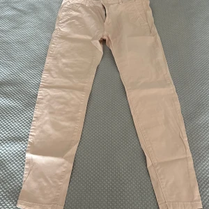 Jeans  - Det är en ljus beach färg, så fina och sköna speciellt på sommaren och de är ganska lätta så man kommer inte känna att det är varmt när man har på sig den rekommenderar starkt