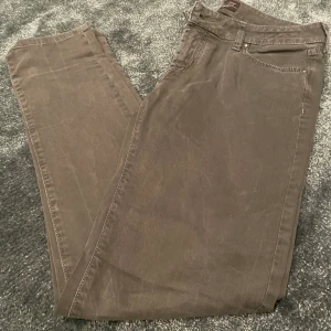 Jacob cohen chinos - Jag säljer dessa tvärfeta Jacob cohen chinos. Nypris: runt 5000kr, säljer dessa för endast 1000kr. OBS! Fickorna är små och plånboken är som kortet storlek. Dem är olivgröna men bilden ser dem lite grå skriva ut