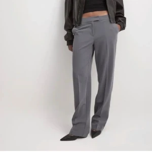 Lågmidjade gråa kostymbyxor  - Från Bikbok, endast testade. Vill ha sålda snabbt därför billigt pris