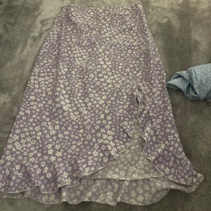 Kjol - Säljer denna jätte gulliga kjolen som e perfekt nu till sommaren!  Säljer pga att jag råka beställa 2 st!!! 