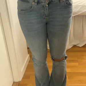 Låga jeans med hål - Jeans från lager 157💕har gjort hålet själv! Skriv för mått eller mer bilder