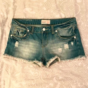 Lågmidjade shorts  - Så fina jeansshorts jag köpte second hand 😍 De har jättesöta mönster längst ner på benen🫶 säljer dem pga tyvärr lite för stora. Väldigt bra skick!