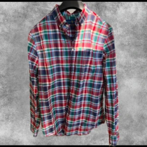 Ralph Lauren skjorta - Säljer denna feta Ralph Lauren skjorta då den är för liten för mig. Skicket är väldigt bra och finns inga tecken på använding. Nypris: 1500. Hör av dig vid frågor! Pris kan diskuteras vid snabb affär😊