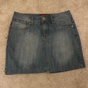 Ass snygg jeans kjol  - Säljer kjolen då den inte andväns, passar perfekt till sommaren. Midjan är 36cm storlek s passar även xs 💕