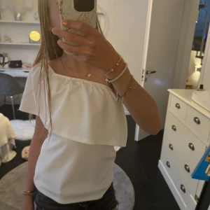 En jättefin tröja från Vera Moda  - Vit tröja med volang