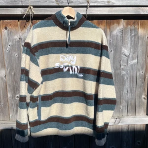 Fluffig Tjocktröja  - I nyskick och helt oanvänd :) strl S men oversize och funkar som M/L