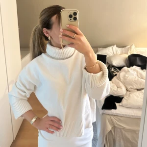 Vit stickad med polokrage - Vit stickad med polokrage! Bra skick✨ strl xs!