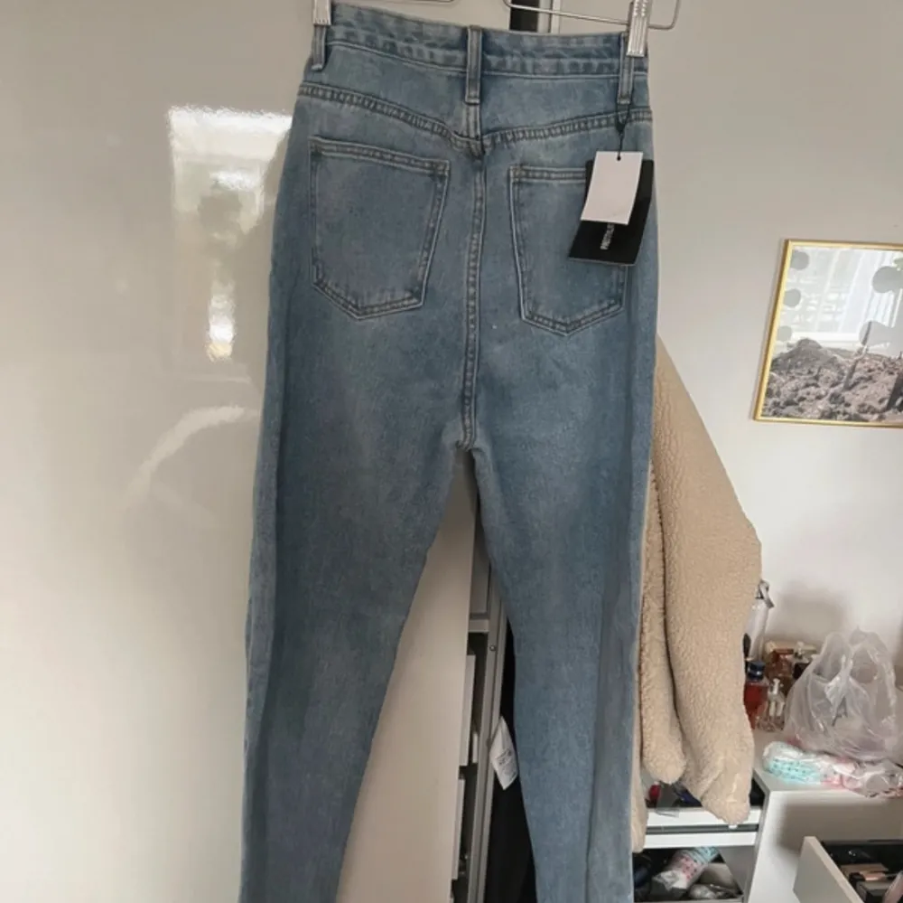 Helt nya med prislapp. Dessa jeans passar någon som är 175+. . Jeans & Byxor.