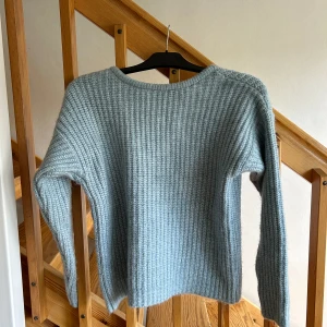 Blå stickad tröja  - Blå stickad tröja, djup i ryggen🩵 går att vända på och ha som urringad också! Inte använd alls många gånger. 