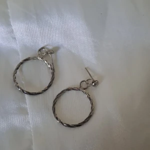 Örhängen med hoops - Metallen är lite missfärgad, men väldigt fina ändå.  💗😊