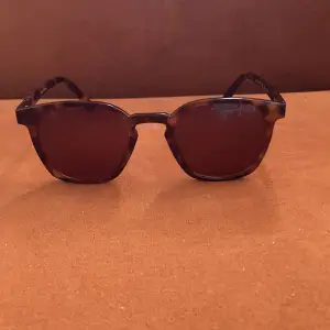Säljer nu liknande Ray-Ban boyfriend solglasögon som är jätte snygga och trendiga inför sommaren. Kontakta vid minsta fundering. 