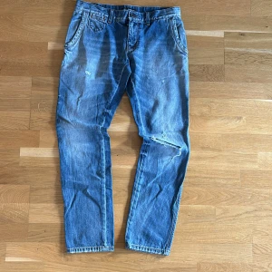 Dolce & gabbana jeans - Dolce & Gabbana jeans I slim modell  Riktig snygg distress på dessa och riktigt snygg passform med lite häng Storlek 46 Betyder ca 30/32