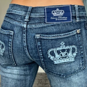Victoria beckham jeans - Midjemått: 38cm rakt över, innerbenslängd: 73cm 