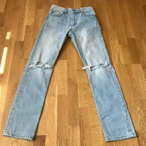 Zara jeans i ljusblått. Modell ”straight full lenght”. Strl 34.  Midjemått 72 cm. Innerbensmått 78 cm. (För små för mig så kan inte ta bilder med de på tyvärr. ) 🌸