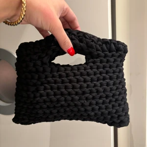 svart virkad väska - Hej säljer min supersnygga väska som ja själv virkat!! 🫶🏼🫶🏼  skriv för mer info eller bilder!! 🩷🩷