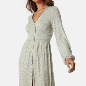 Blommig klänning - Superfin klänning från Bubbleroom i strl S/36!🌸 Endast testad en gång och prislappen kvar🌟 Köpt för 469kr