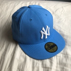 New Era keps, ny med prislapp - Ny New Era keps Storlek 7 1/4 (57.7cm) Original pris: 550kr Säljes för: 300kr Köparen står för frakten!