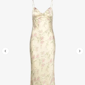 Klänning - Säljer denna fina klänning från Gina Tricot som är slutsåld på hemsidan. Aldrig använd, prislapp kvar! Har denna i storlek 40 & 42, skriv vilken ni är intresserade av. Kan gå ner lite i pris vid snabb affär 💛
