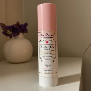 Too faced settingspray - Säljer denna nästan helt oanvända settingspraywn från too faced