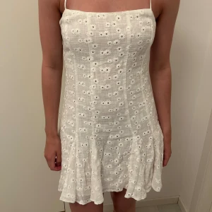 Klänning - Vit klänning från zara. Använd 1 gång💗☺️