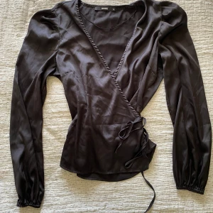 Svart blus - Jättefin blus från BikBok passar S/M