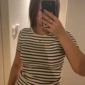 randig t shirt  - fin randig t shirt endast använt ett fåtal gånger men har fått en liten defekt.