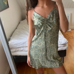 Klänning - En grön satin sommarklänning🍀