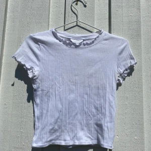 vit blus  - perfekt till sommaren 