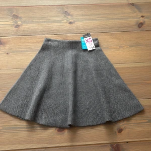 Grå kjol  - Grå kjol från primark i storlek XS Super strechigt material och helt ny  Köp gärna via köp-nu funktionen 💞