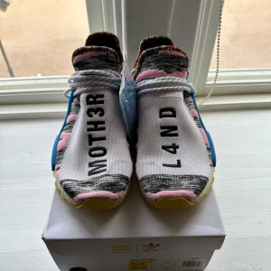 Adidas nmd human race solar - Skick 8/10 Nyköpta för 3200kr (SVD) Får med låda och extra snöre 