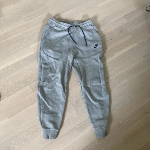 Nike tech  - Ett par Nike tech, användt några gånger men är för små