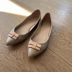 Ett par jätte snygga skor från Esprit i storlek 39 - Fint skick 