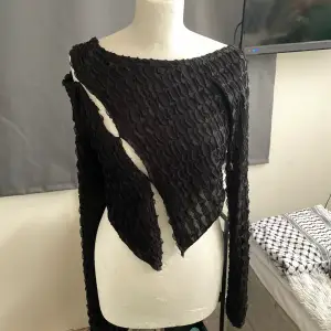 Säljer denna festliga långärmade svarta tröjan med öppning som är sååå fin på och sitter så fint och formar kroppen 