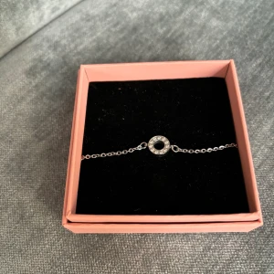 Edblad armband  - Så stiligt armband i silver från Edblad. Helt nytt i paketeringen 🙌 Så snyggt och perfekt till en fin outfit. 