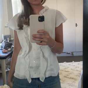 Vit blus - Jätte fin söt blus köpt i Paris!! Priset kan diskuteras😊😊😄