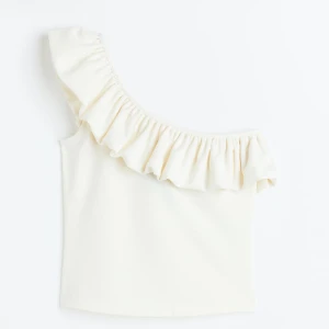 Jättefin one shoulder tröja med volang - Säljer denna jättefina slutsålda one shoulder tröjan med volang från hm. Säljer pga att jag inte får någon användning av den💕 priset kan diskuteras!!