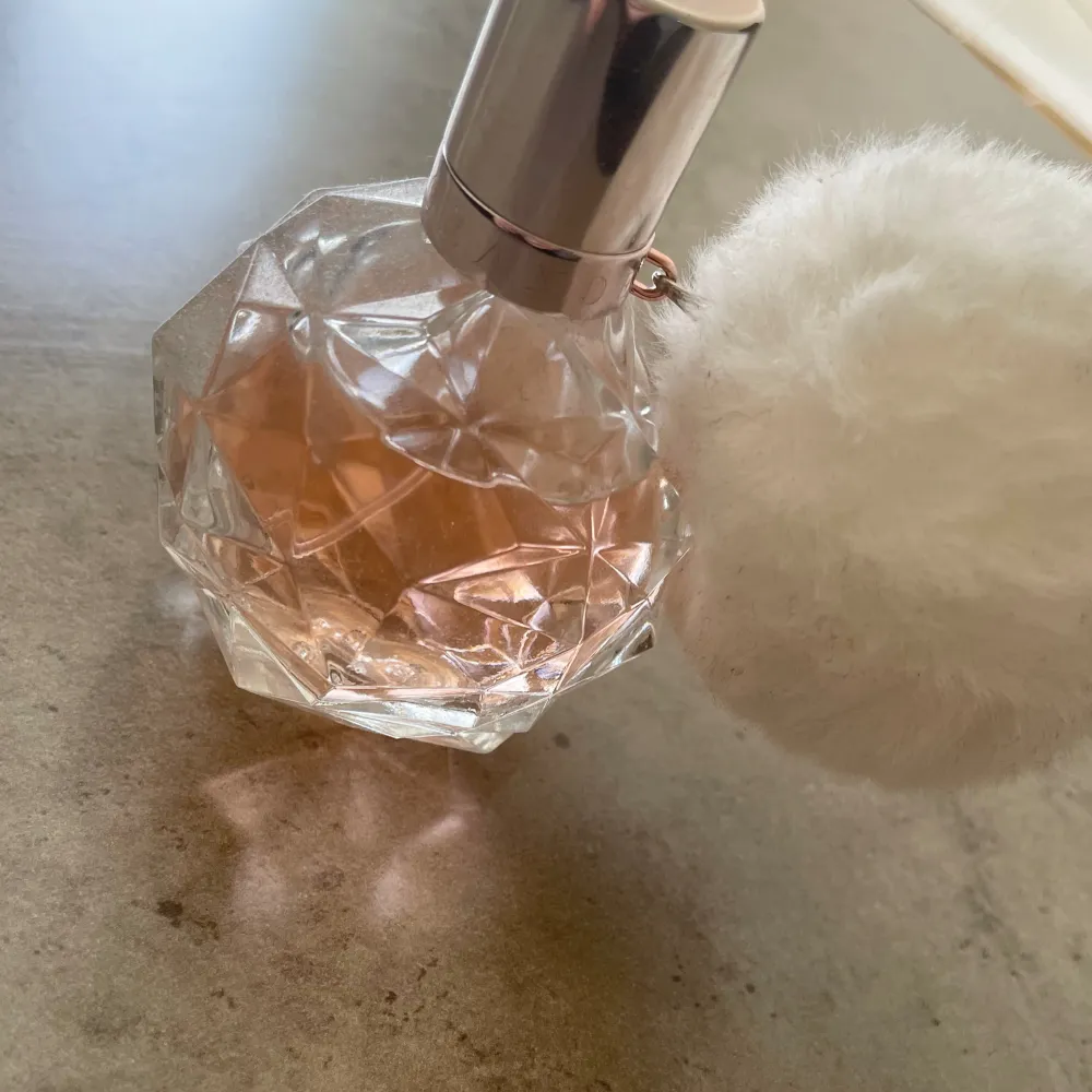 Ariana Grande Ari parfym i 30ml, syns på bild hur mycket som är använt!. Parfym.