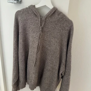 Stickad hoddie  - Populära stickade hoddien från Lindex i stl XL, lite nopprig men går säkert & fixa🌸 Brun/grå färg 