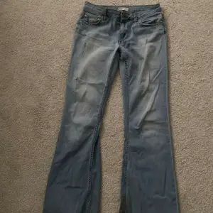 Säljer jeans från ginatricot, haft väldigt länge och dem är trasiga mellan benen med det går att sy ihop. Sitter jätte bra på mig som är 170cm ❤️