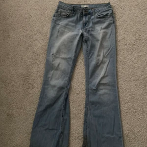 Jeans  - Säljer jeans från ginatricot, haft väldigt länge och dem är trasiga mellan benen med det går att sy ihop. Sitter jätte bra på mig som är 170cm ❤️