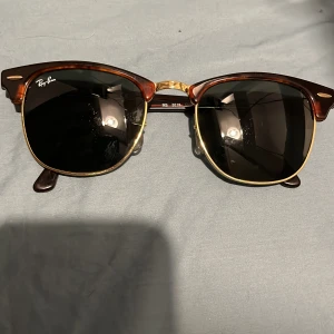 Rayban solglasögon - Ett par Clubmaster W0368 i nästan helt nytt skick. Knappt använda alls och förpackningen de kommer i(rayban förpackningen) finns med.