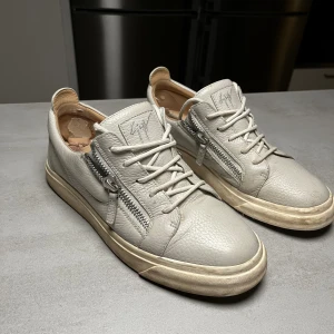 Giuseppe Zanotti skor - Skick 6/10, på utsidan är dem mycket fina då jag andvändt dem väl. Jag har dock gått en del i dem och därför finns en del defekter inuti skon. Skosnörena är också lite utnötta men jag har alltid haft dem innanför skon, (det är snyggast)! 