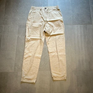 Linnebyxor från selected homme - Biegea linnebyxor från selected homme. Använda en del, är i ett bra skick! Hör av dig vid frågor eller funderingar!