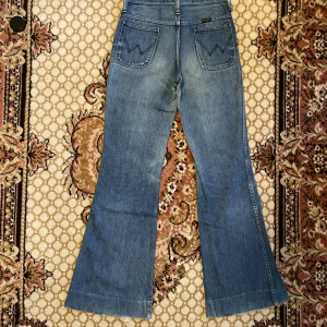 Wrangler flared 70 tal - Flared Wrangler blue Bell jeans  från 70 talet Storlek W29 L 34 Väl använda men för sin ålder i bra skick 
