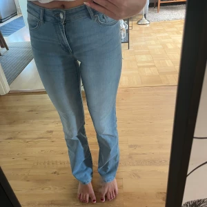 Blå raka jeans  - Ljusblå raka jeans frön Vero Moda. Storlek 27/32. Använd fåtal gånger💖