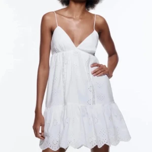 Zara klänning - Kort klänning från zara, endast använd en gång men jag köpte den på plick så vet inte ny priset💗