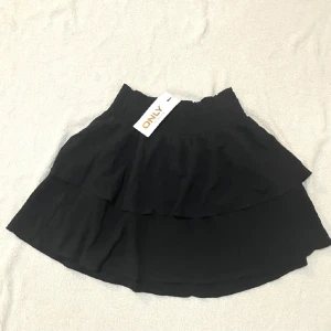 Volangkjol - Jättefin volangkjol i nyskick 🤍prislapp kvar. Originalpris 330