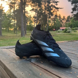 Adidas predator PRO Fg storlek: 45,1/3 - Hej, jag säljer mina Adidas pradator PRO Fg i storlek 45,1/3 pga att dem är för stora. Jag har använt dem i cirka 3 veckor. Kan skickas via PostNord , Finns knappt märkbart slitage, alltså inget man  lägger märket till. Nypris: ca 1700 kr