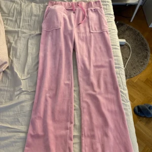 Rosa Juicy Couture  - Rosa Juicy Couture. Tror att just den här färgen har slutat säljas. Dom är upp sydda i benen, så passar om man är 160 eller kortare. (Går nog att sprätta upp om det önskas). Storlek s. Nypris 1 200kr. Kan tänka mig att sänka priset vid snabb affär. 